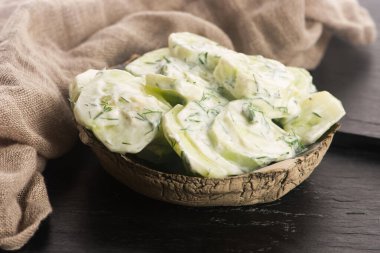 ekşi krema ve dereotu salatalık salatası