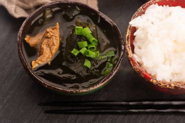 Kore Yosun Çorbası Miyeok Guk 'u servis kasesinde yakın plan çek.