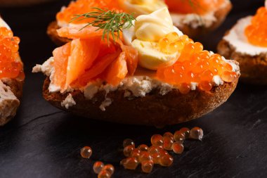 Somon balığı ve havyarlı sandviç.