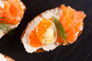 Somon balığı ve havyarlı sandviç.