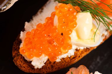 Somon balığı ve havyarlı sandviç.