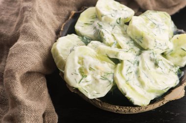 ekşi krema ve dereotu salatalık salatası