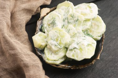 ekşi krema ve dereotu salatalık salatası