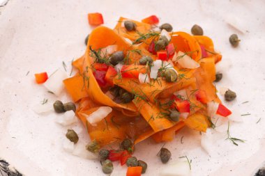 Seramik tabağında havuç salatası.