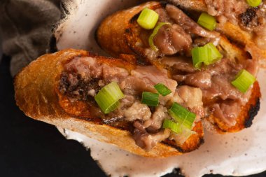 Ev yapımı sığır eti, kemik iliği ve kızarmış ekmek.