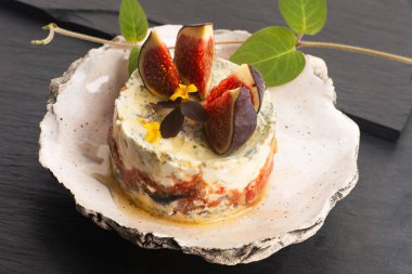 İştah açıcı - peynirli gorgonzola, incir, bal ve otlar.