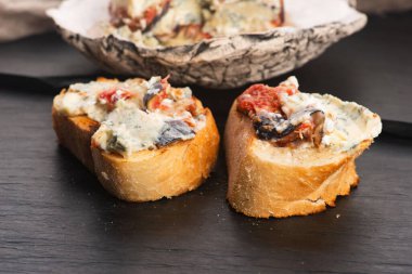 İştah açıcı - peynirli gorgonzola, incir, bal ve otlar.