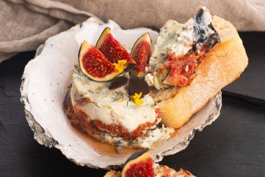 İştah açıcı - peynirli gorgonzola, incir, bal ve otlar.