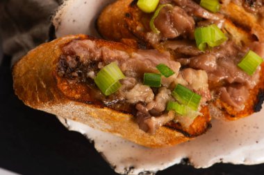 Ev yapımı sığır eti, kemik iliği ve kızarmış ekmek.