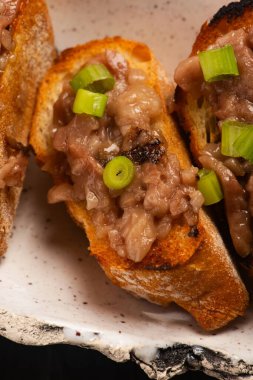 Ev yapımı sığır eti, kemik iliği ve kızarmış ekmek.