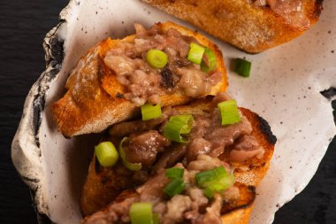 Ev yapımı sığır eti, kemik iliği ve kızarmış ekmek.