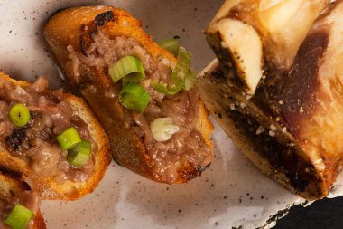 Ev yapımı sığır eti, kemik iliği ve kızarmış ekmek.