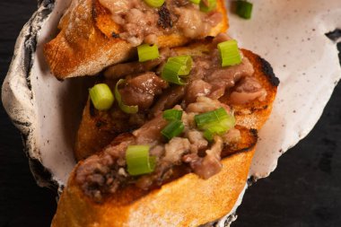 Ev yapımı sığır eti, kemik iliği ve kızarmış ekmek.