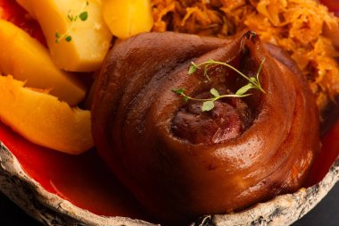 İştah açıcı domuz budu patates ve lahana tabağı.