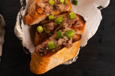 Ev yapımı sığır eti, kemik iliği ve kızarmış ekmek.