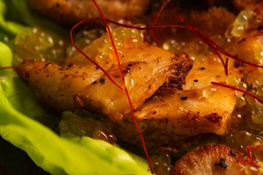 Salata, parmak limonu ve havyar dilimli aslan yelesi. Aslan yelesi Mooshroom