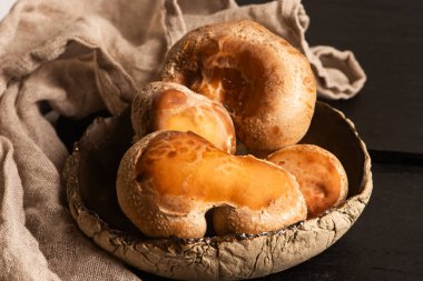 Yemek malzemesi. Tabakta Shiitake mantarı