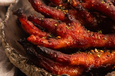 Karamelize edilmiş Kore ya da Çin tavuk ayağı (patiler) ve furikake.