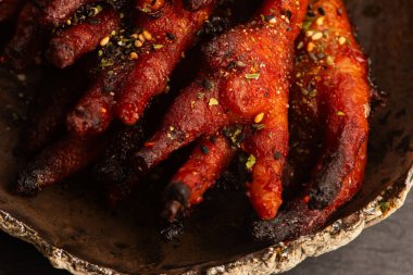 Karamelize edilmiş Kore ya da Çin tavuk ayağı (patiler) ve furikake.