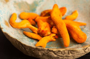 El yapımı Seramik Tabakta Cordyceps Mantarı