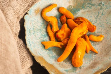 El yapımı Seramik Tabakta Cordyceps Mantarı