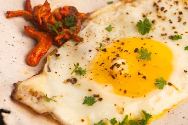 Kızarmış Cordyceps Mantarı ve Sunny Side Up Yumurtası El yapımı Seramik Tabak