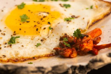 Kızarmış Cordyceps Mantarı ve Sunny Side Up Yumurtası El yapımı Seramik Tabak