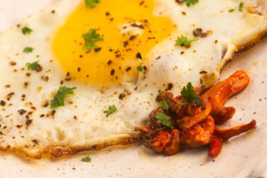 Kızarmış Cordyceps Mantarı ve Sunny Side Up Yumurtası El yapımı Seramik Tabak