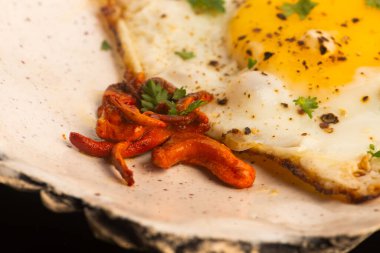 Kızarmış Cordyceps Mantarı ve Sunny Side Up Yumurtası El yapımı Seramik Tabak