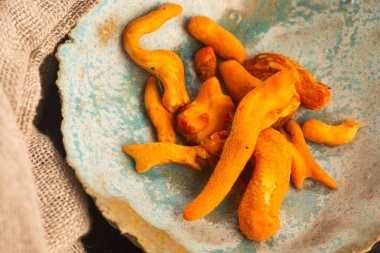 El yapımı Seramik Tabakta Cordyceps Mantarı