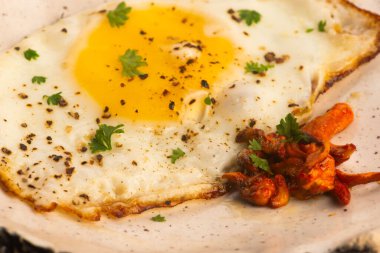 Kızarmış Cordyceps Mantarı ve Sunny Side Up Yumurtası El yapımı Seramik Tabak