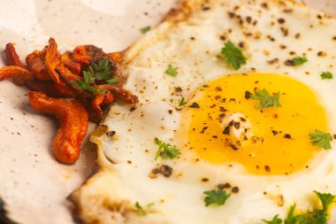 Kızarmış Cordyceps Mantarı ve Sunny Side Up Yumurtası El yapımı Seramik Tabak