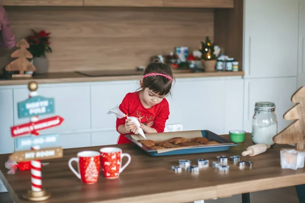 Nettes Kleines Mädchen Dekoriert Lebkuchen Weihnachtsplätzchen Weihnachts Und Neujahrsvorbereitungen — Stockfoto