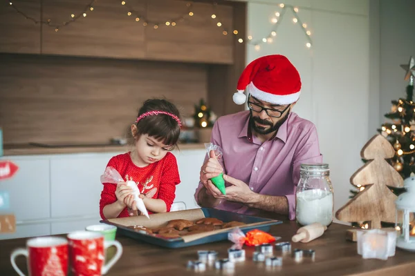 Yoğunlaşmış Küçük Kız Babası Zencefilli Noel Kurabiyesi Süslüyor Aile Noel — Stok fotoğraf