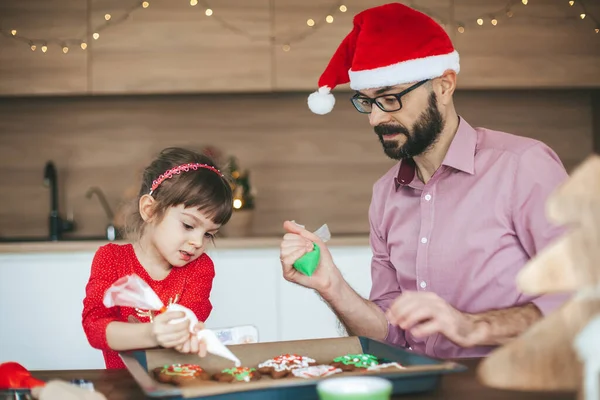 Tatlı Küçük Kız Babasının Yardımıyla Zencefilli Noel Kurabiyesi Süslüyor Noel — Stok fotoğraf