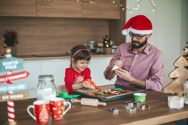 Семья Удовольствием Украшает Пряничное Рождественское Печенье Отец Маленькая Дочь Готовятся — стоковое фото