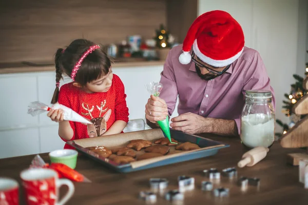 Маленькая Девочка Отец Шляпе Санта Клауса Украшают Пряничное Рождественское Печенье — стоковое фото
