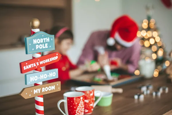탁자에는 크리스마스 요리하는 배경에 포인트는 포인터에 — 스톡 사진