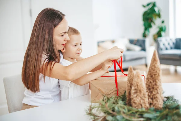 Mãe Seu Filhinho Embalando Uma Grande Caixa Presente Natal Juntos — Fotografia de Stock