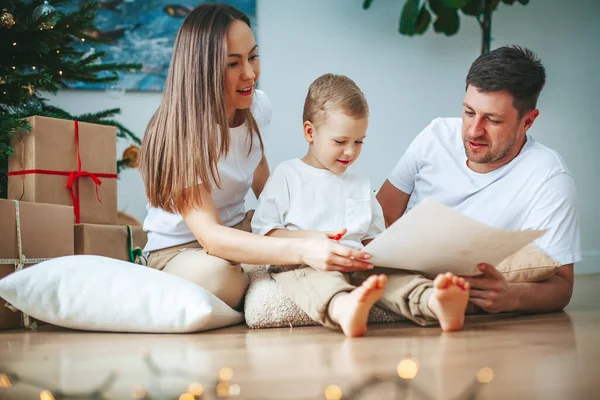 Aile Noel Baba Mektup Yazıyor Sevimli Küçük Çocuk Ailesi Noel — Stok fotoğraf
