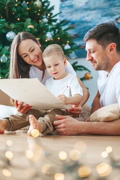 Güzel Bir Aile Birlikte Noel Baba Mektup Yazıyor Sevimli Küçük — Stok fotoğraf