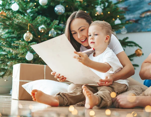 Sevimli Küçük Çocuk Annesi Noel Baba Mektup Yazıyorlar Noel Ağacının — Stok fotoğraf