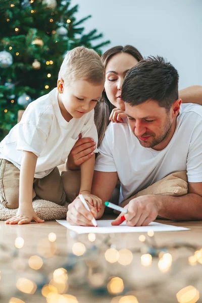 Annesi Babasıyla Birlikte Noel Baba Mektup Yazan Küçük Bir Çocuk — Stok fotoğraf