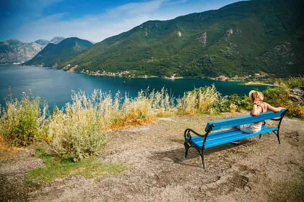 Lugar Romántico Con Banco Las Montañas Montenegro Mujer Sombrero Paja — Foto de Stock
