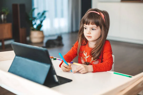 可爱的小女孩在平板电脑上在线学习艺术课 虚拟绘画课 现代家庭学校学习 — 图库照片