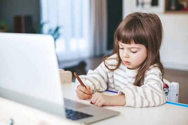 可爱的小女孩在网上的笔记本电脑上学习艺术课 视频上的虚拟绘画课 远程视频教育 现代家庭学校学习 — 图库照片