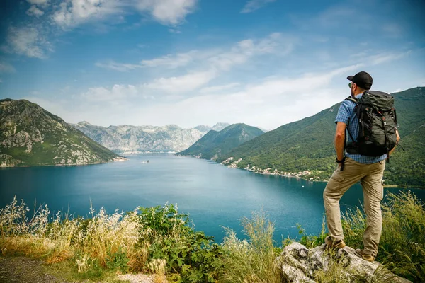 Tourist Man Standing Edge Cliff Enjoying Amazing Sea View Bay — Stock Photo, Image