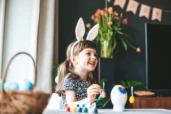행복하게 소녀는 집에서 부활절 달걀을 그리고 부활절 기념행사 — 스톡 사진