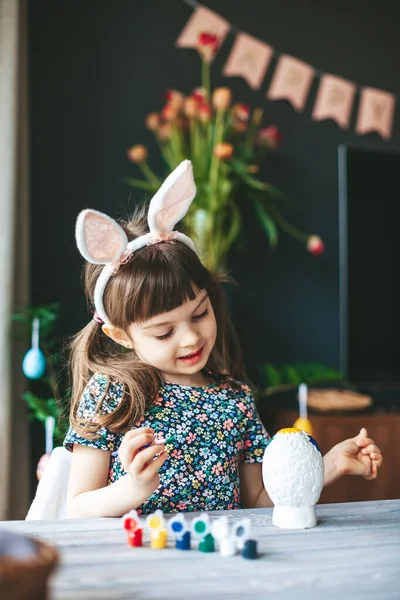 귀여운 소녀가 부활절 달걀을 집에서 그리고 부활절 기념행사 — 스톡 사진