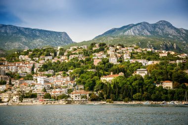 Karadağ 'ın deniz kenti Herceg Novi' nin resimli manzarası. Kotor Körfezi 'nin girişinde ve Orjen Dağı' nın eteğinde yer alan bir sahil kasabası..